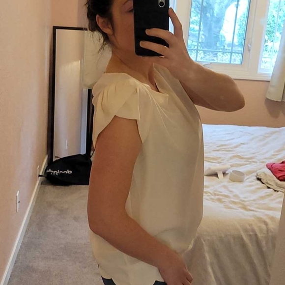 Pretty cream top with feminine details - Picture 2 of 5